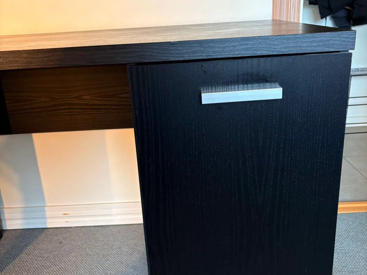 Billede 2 - Skrivebord sort og i pæn stand
