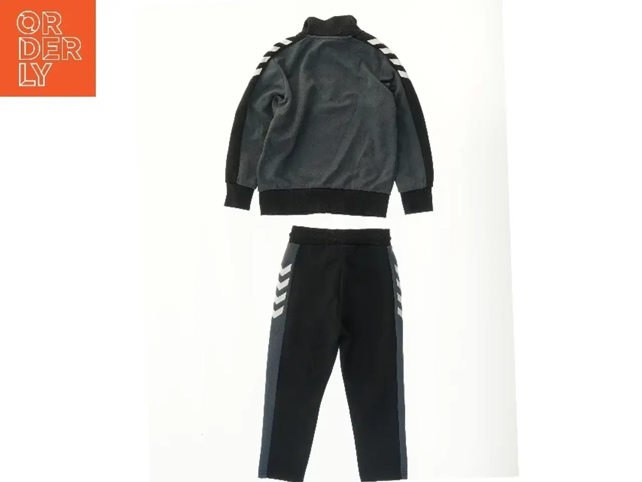 Billede 2 - Træningssæt med jakke og bukser fra Hummel (str. 104)