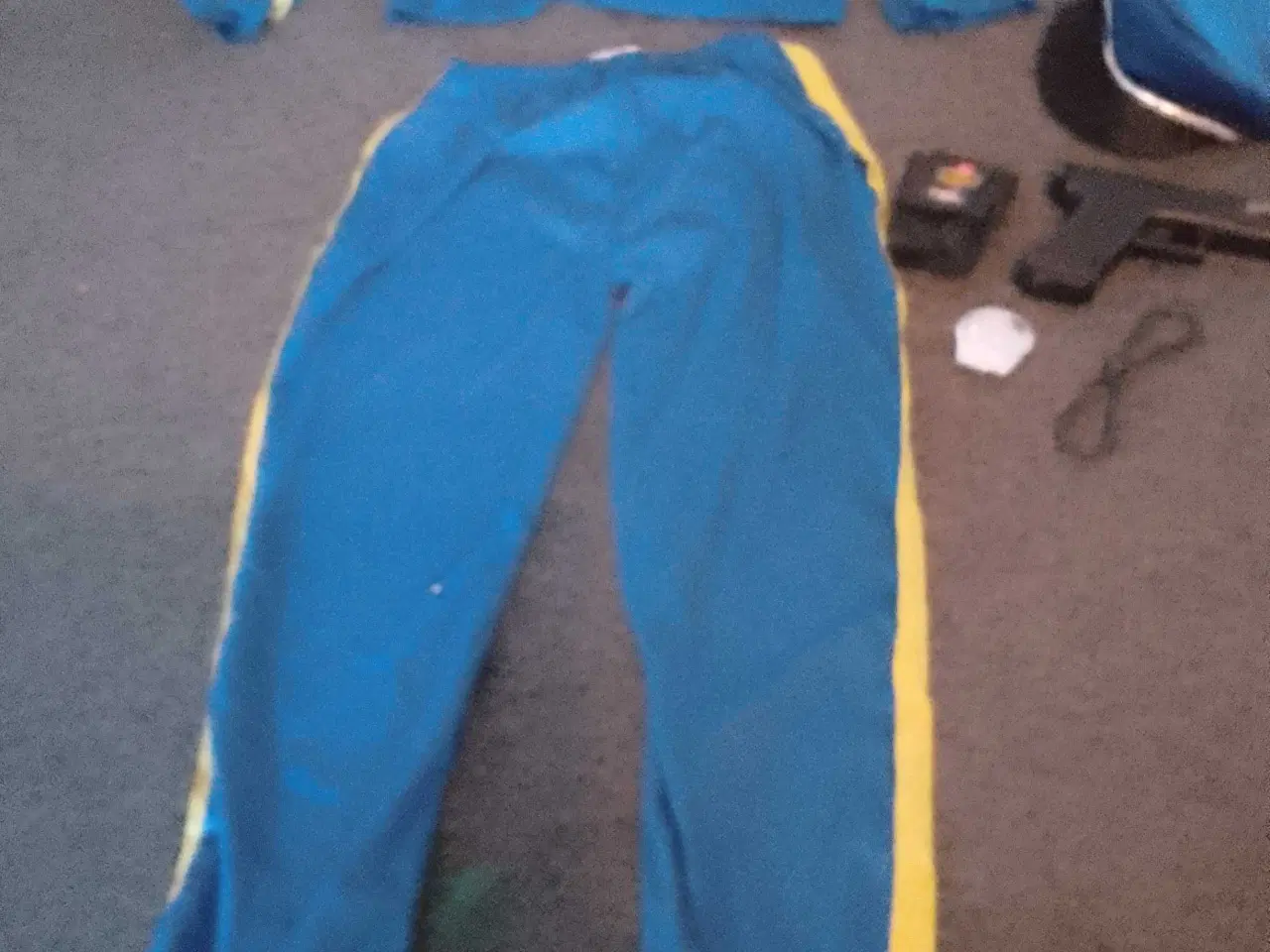 Billede 4 - Politi kostume 7 dele Str 14o