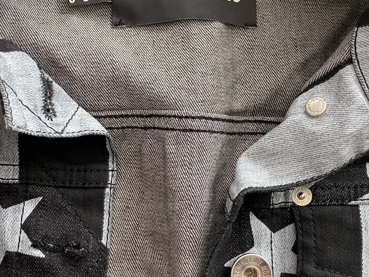 Billede 2 - Denim jakke Love Moschino som ny 