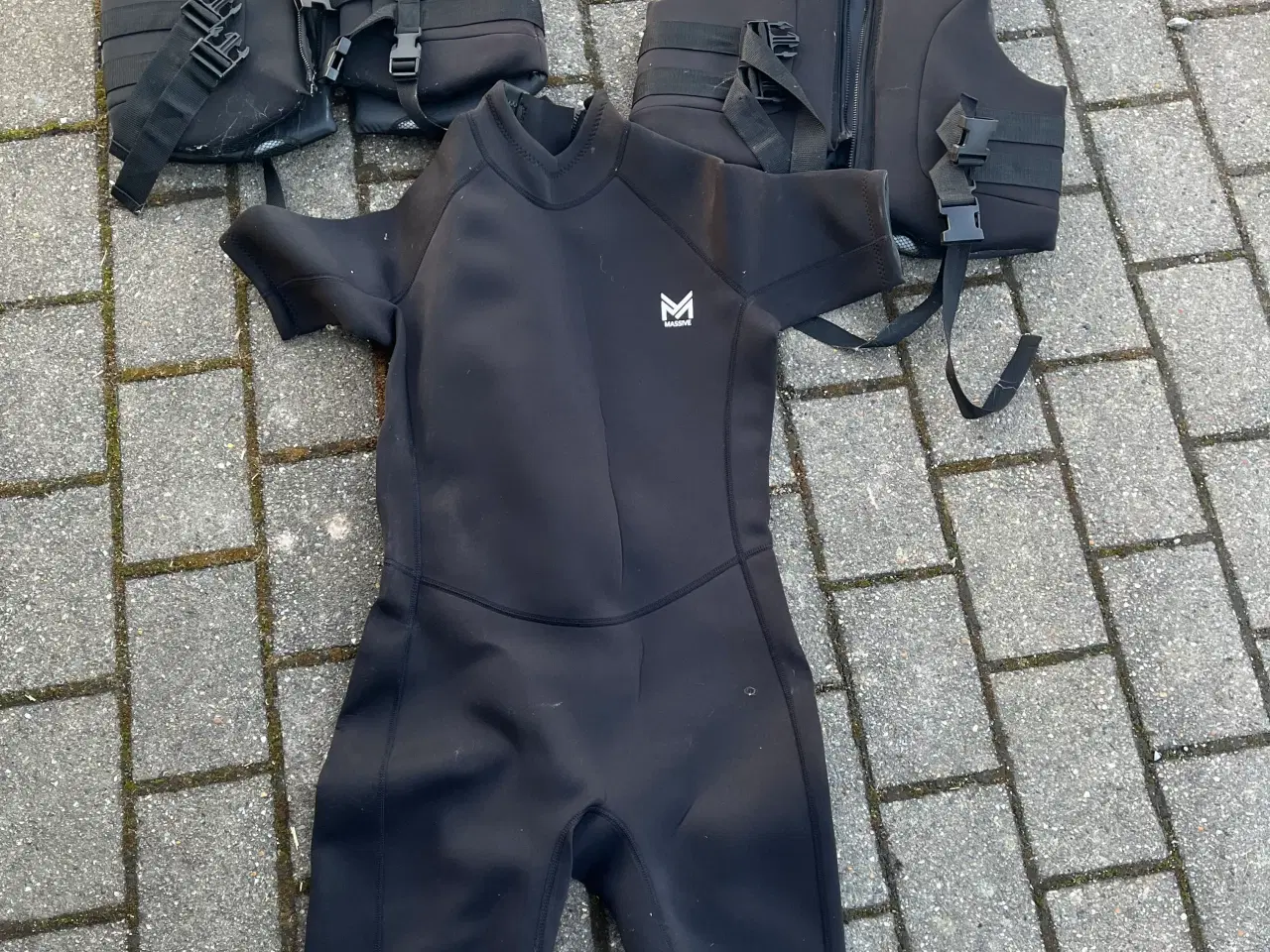 Billede 2 - Ring til speedbåd elastik torv veste og en våddrag