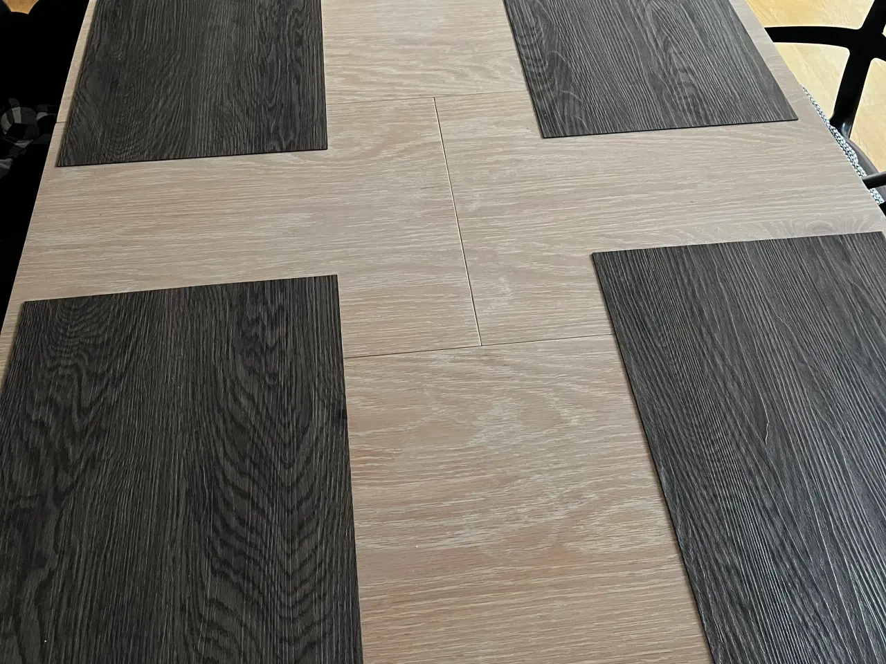 Billede 1 - Flot Spisebord i lyst træ