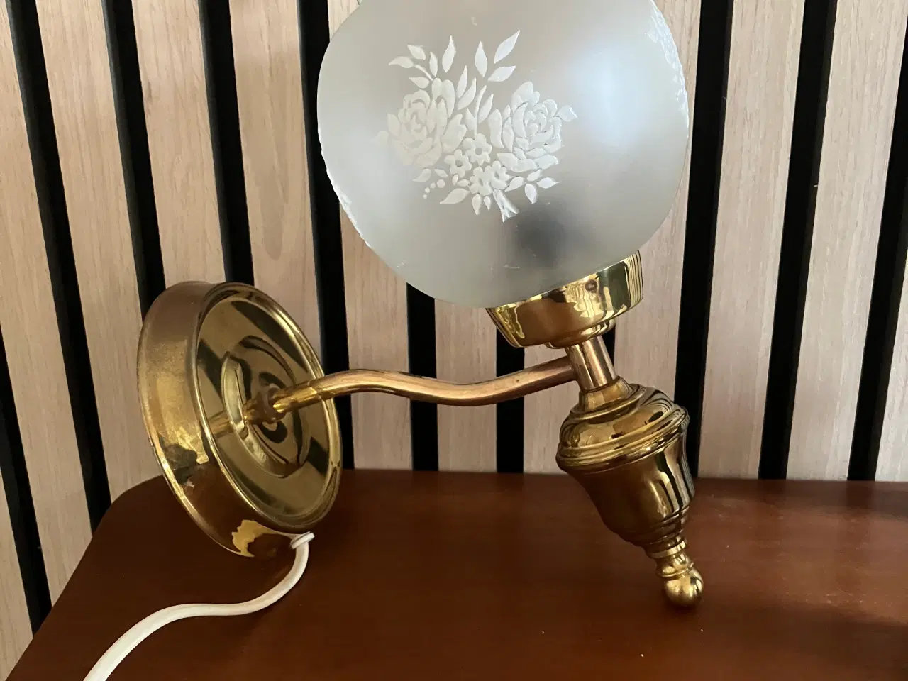 Billede 2 - Væglampe i messing med kuppel i matteret glas med