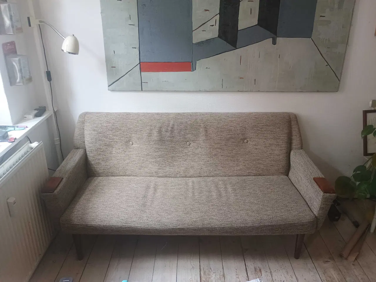 Billede 1 - Flot polstret topersoners sofa med detaljer i træ 