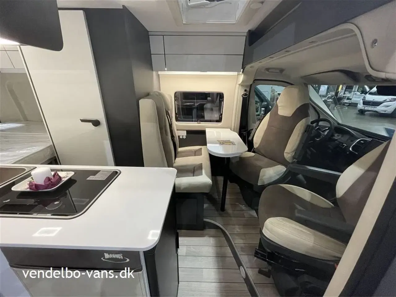 Billede 4 - 2026 - McLouis Menfys Van 1 KUN 541 cm lang - 205 cm bred og 265 cm høj