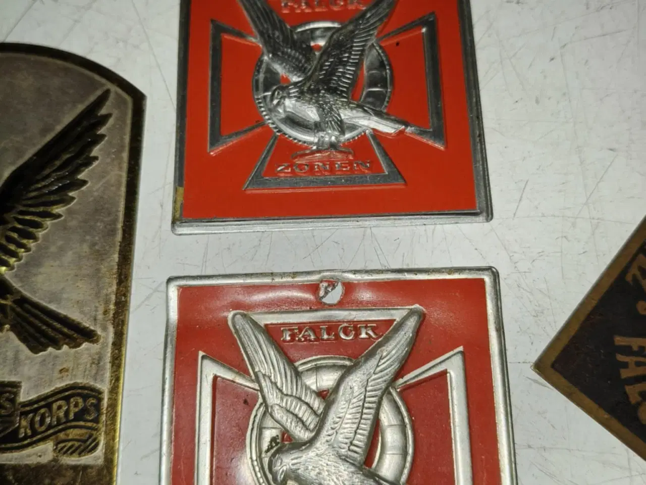 Billede 3 - 4 fine små falck skilte måske til en falck mand