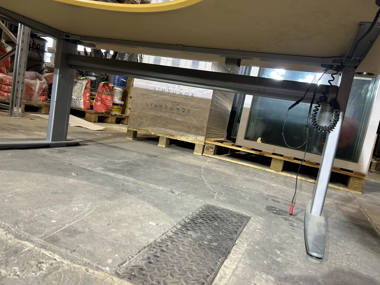 Billede 2 - Lækkert hæve/sænke skrivebord