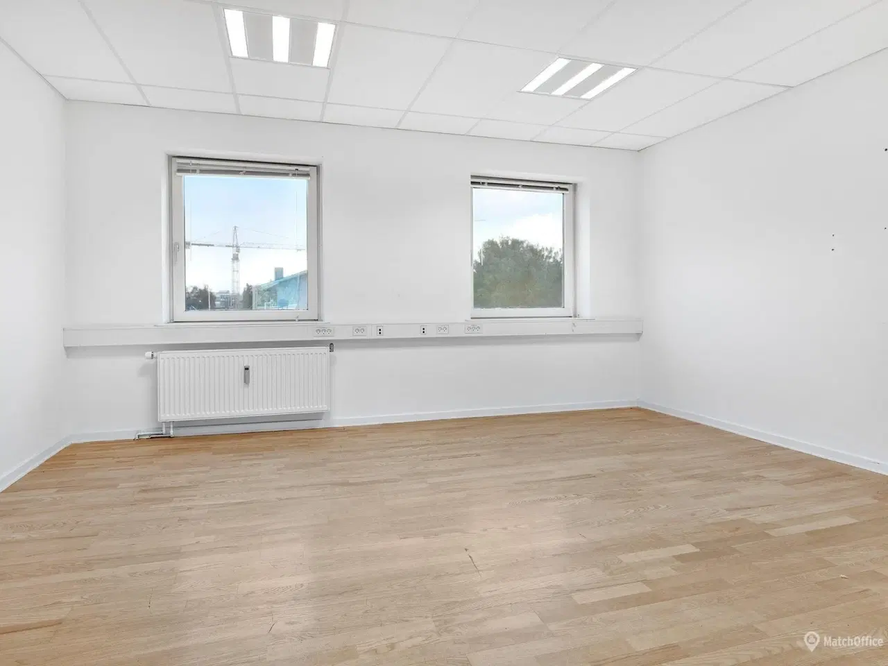 Billede 8 - Erhvervslokaler udlejes i meget synlig hjørne ejendom.