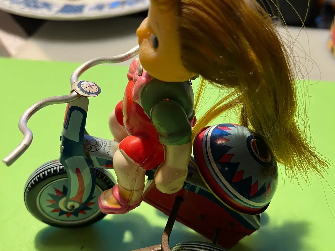 Billede 2 - Gl. dukke på optrækkelig metalcykel. Giv bud.