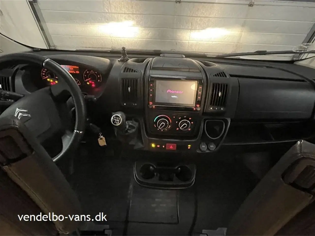 Billede 9 - 2021 - SunLight VAN V66 Adventure Edit   Enkelsenge og garage - kun 6,5 m lang