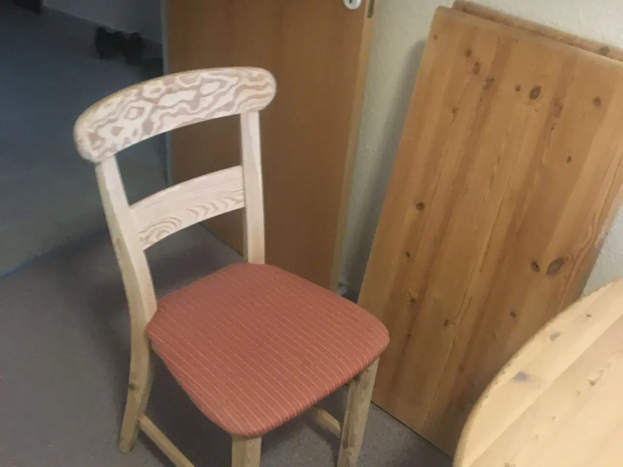Billede 3 - Spisebord, fyrretra med 4 stole