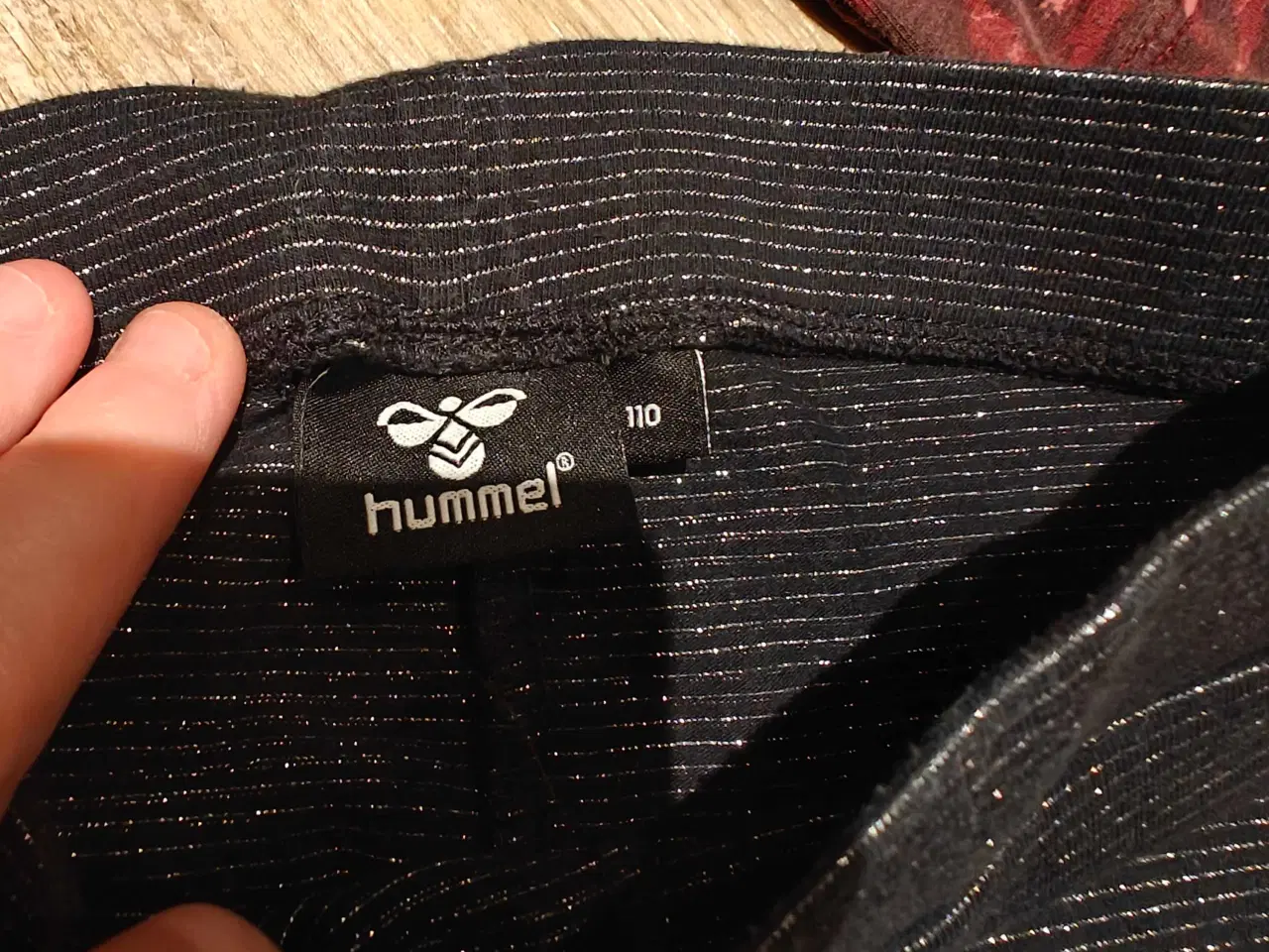 Billede 3 - Hummel kjole og tights str 110