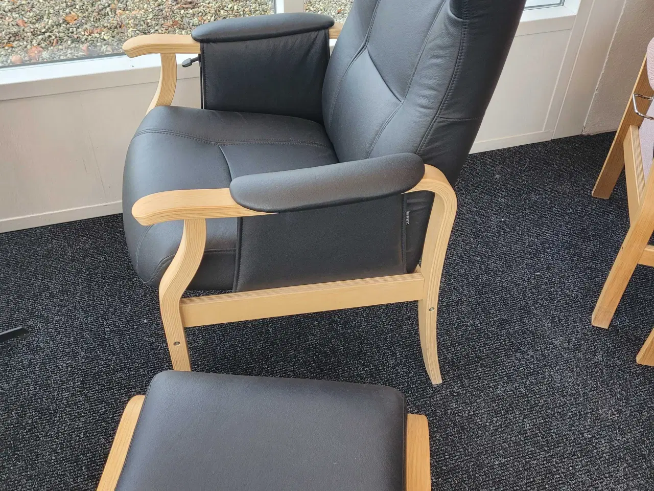 Billede 2 - NY "Sorø" Otiumstol med fodskammel.  Okselæder