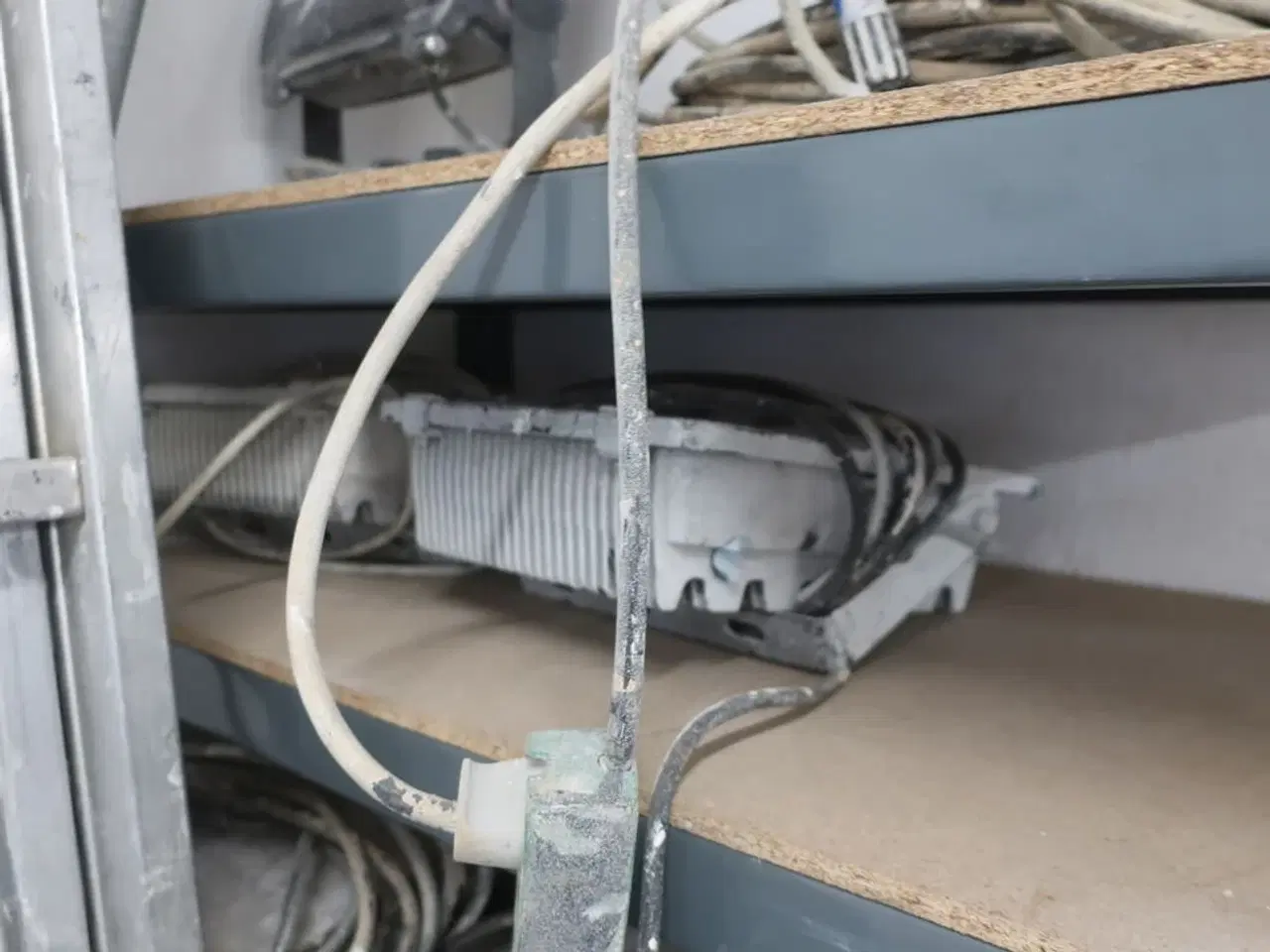 Billede 3 - Reol med div. Arbejdslamper