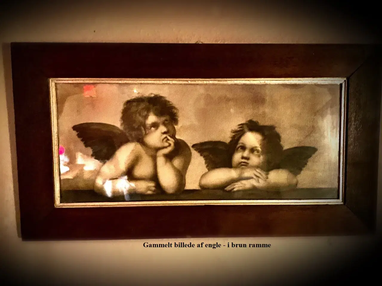 Billede 1 - * Gammelt billede af engle - i brun ramme