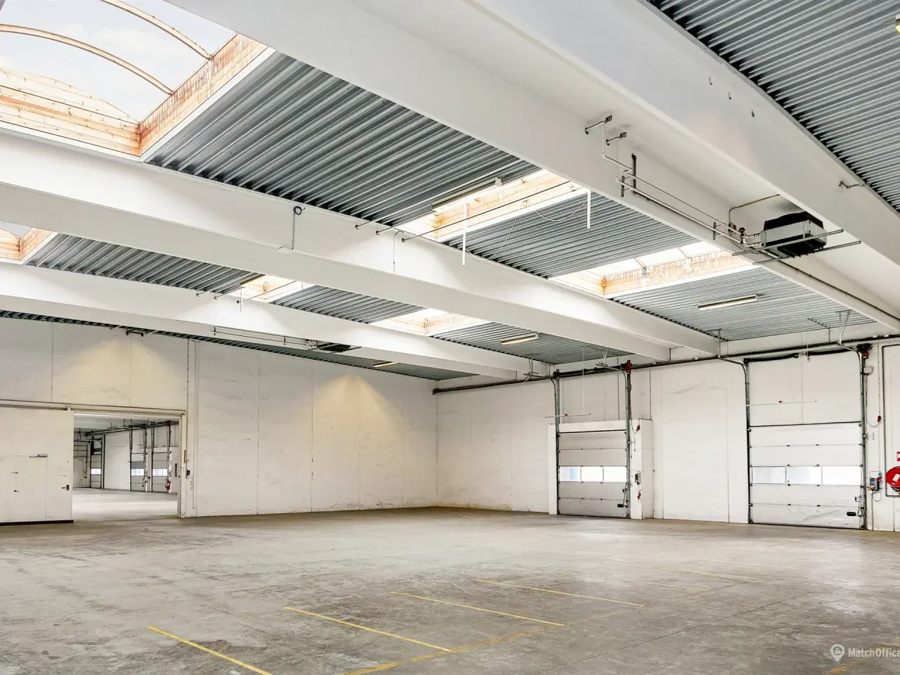 Billede 9 - Højloftet lagerhal med to læsseramper