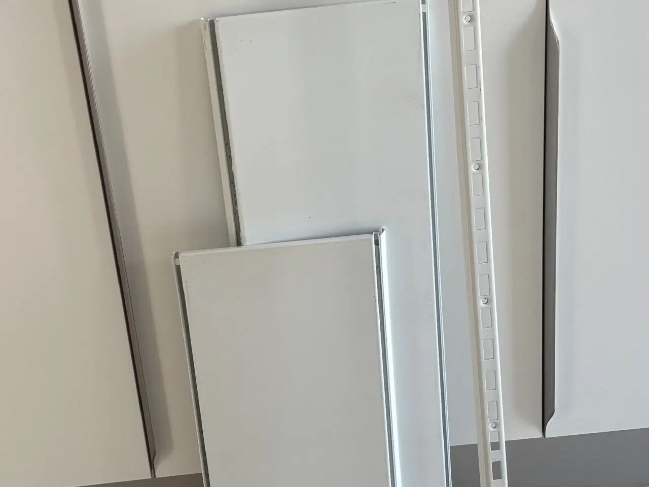 Billede 1 - stål hyller + vægskinner