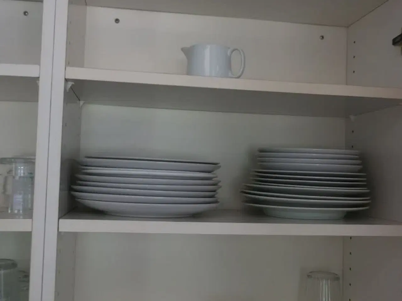 Billede 3 - Service i køkken (kaffemaskine og elkedel medfølger ikke)