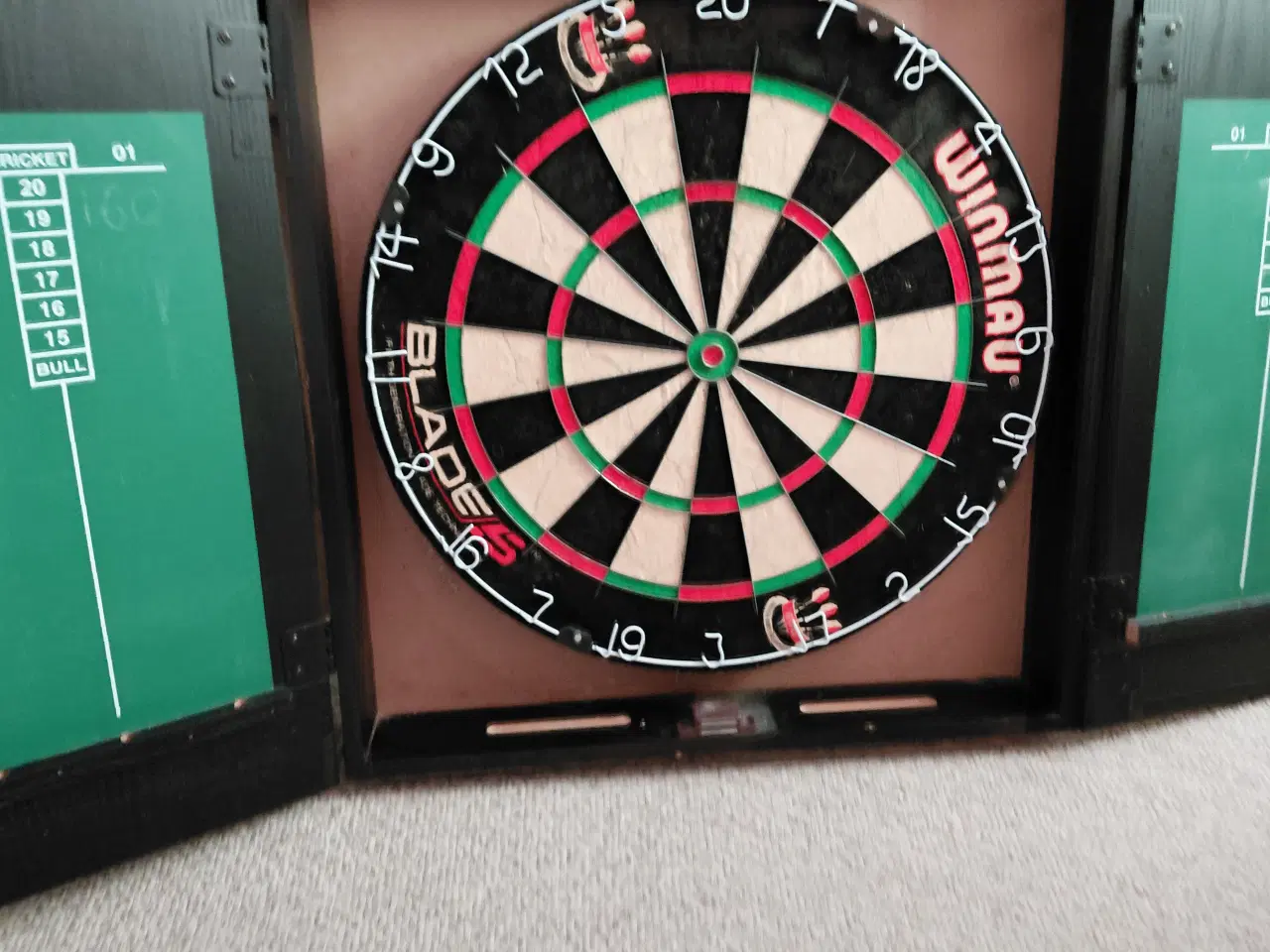 Billede 1 - Dartskive m/skab