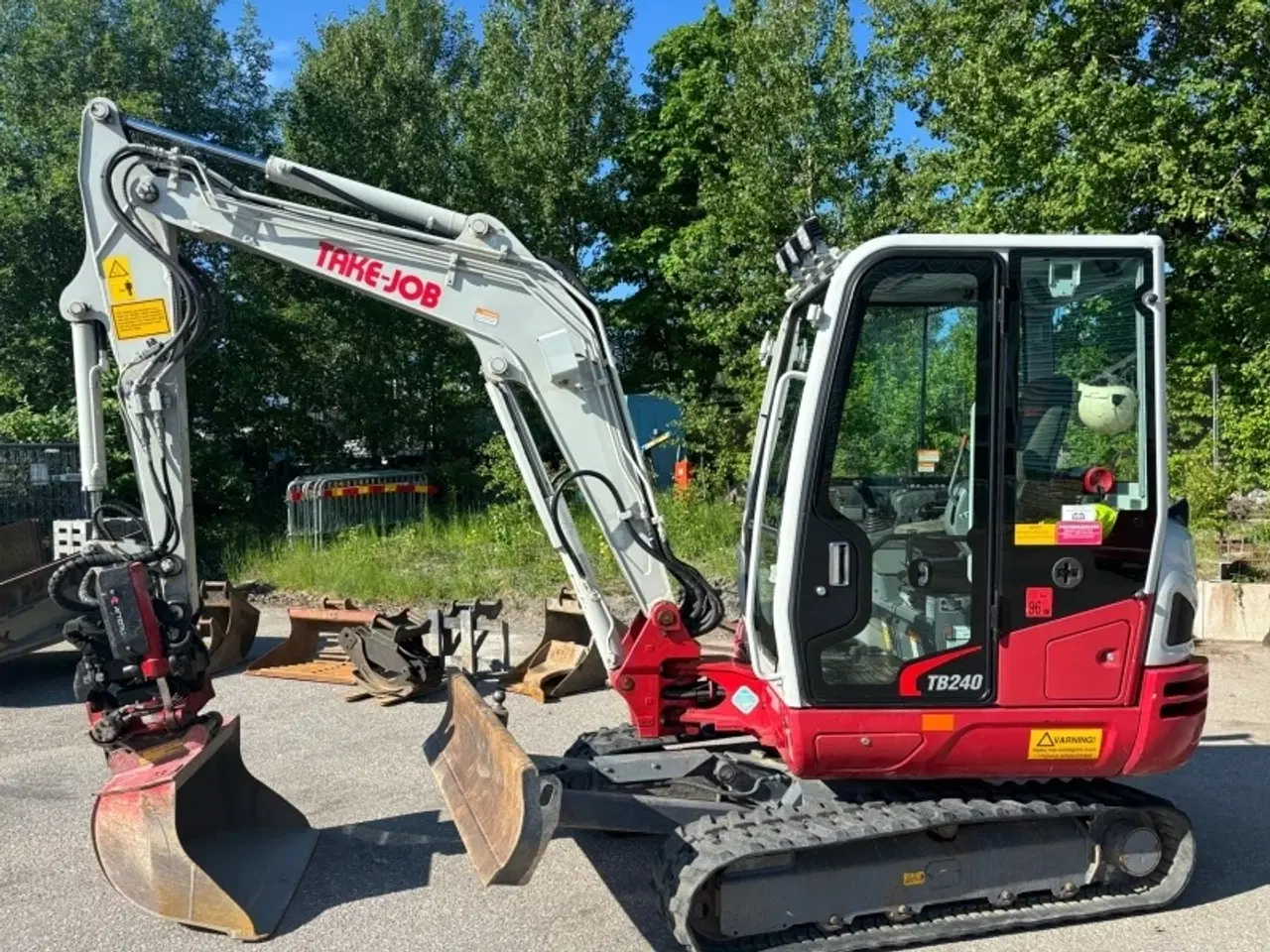 Billede 2 - Takeuchi TB240 gravemaskine med 8 redskaber