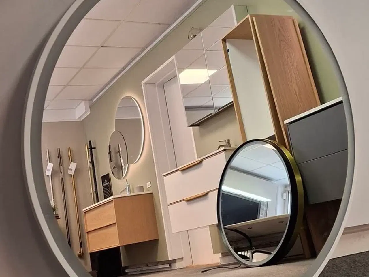 Billede 1 - Hvidt Rund Spejl med lys og spejlafdugger STRØMBERG