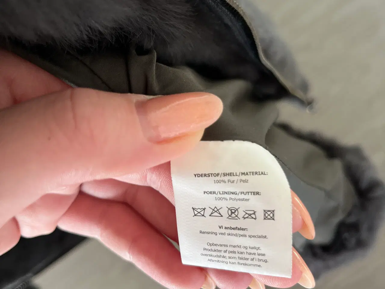 Billede 3 - Grå pelsjakke i kaninpels med stor pelskrave