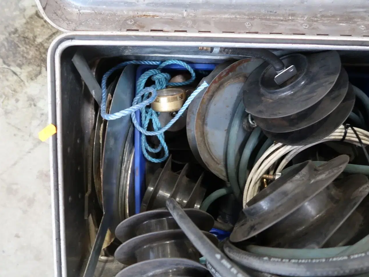 Billede 3 - Kasse med div. Værktøj