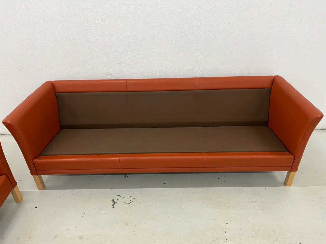 Billede 12 - Mogens Hansen MH2225 3+2 MH80 stol i cognac læder.