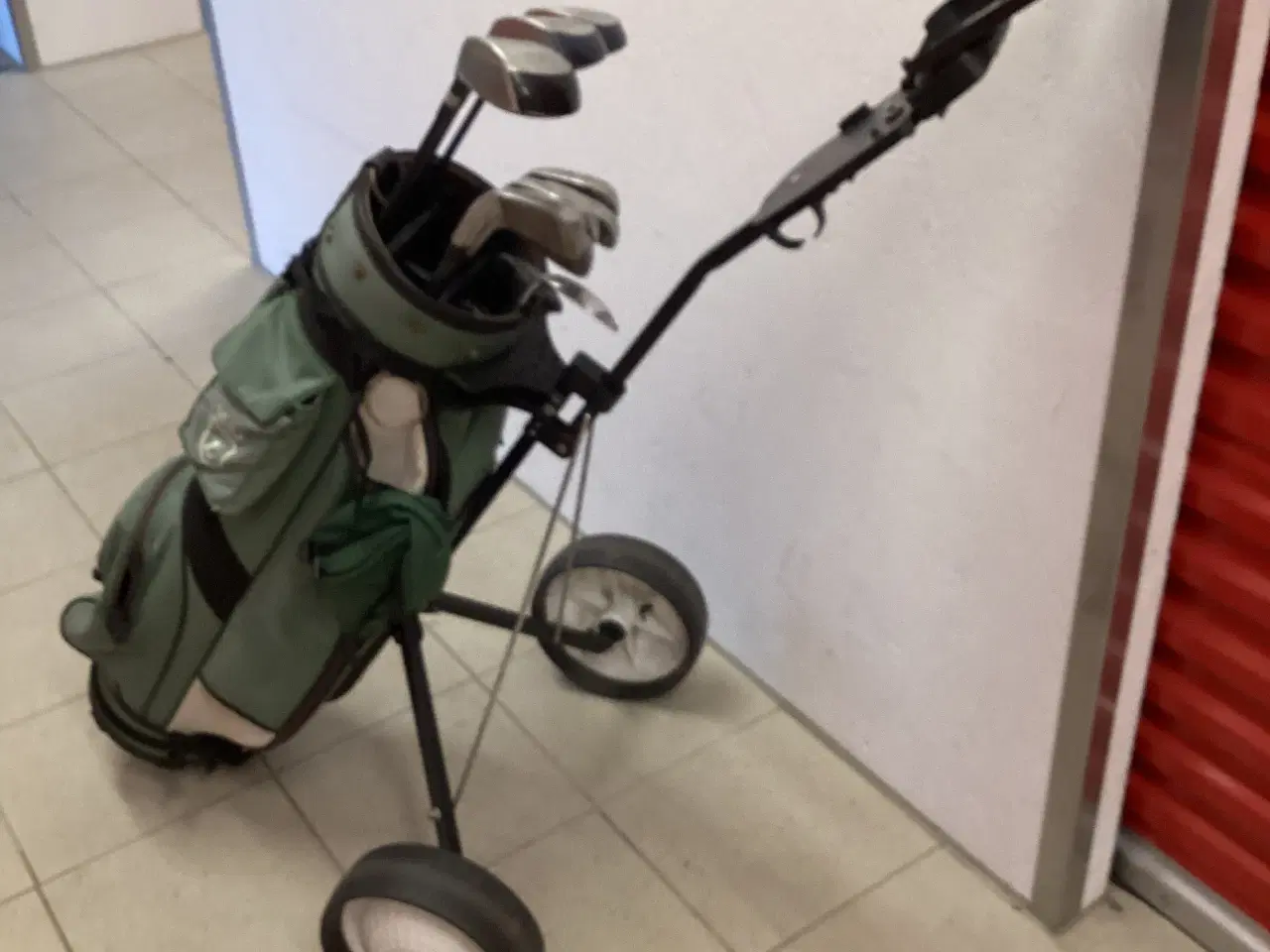 Billede 4 - Golfsæt m. Vogn, Bag køller og jern klar til spil