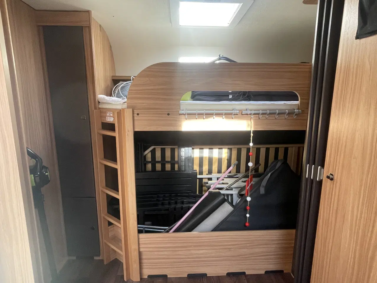 Billede 6 - Campingvogn med køjer, fortelt og meget udstyr 