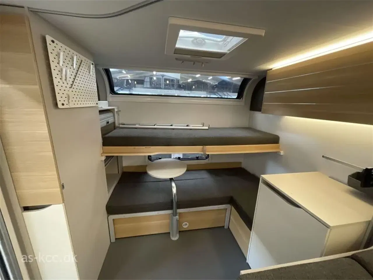 Billede 5 - 2021 - Adria Adora 613 PK Teen   Adria Adora 613 PK Teen årg. 2021, 7 sovepladser 10 siddepladser  Mover, Isabella Commodore Dawn 3 m fortelt med tæppe, DuoControl, Cykelstativ