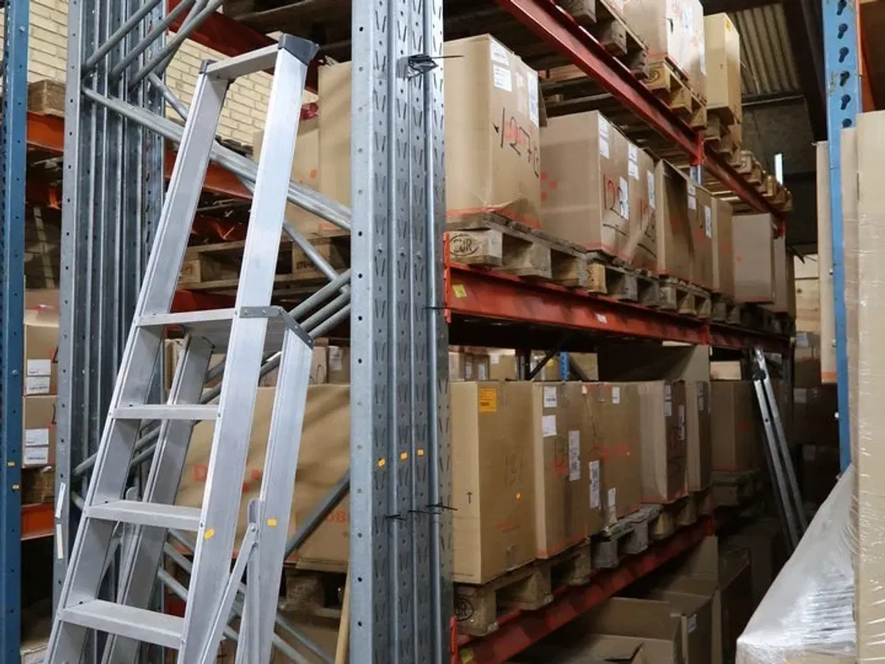 Billede 1 - 2 fag pallereoler med indhold