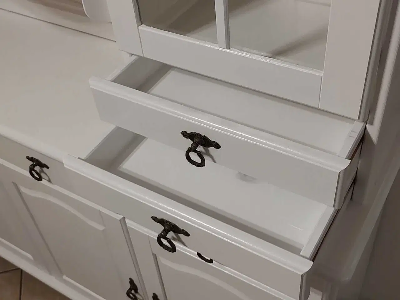 Billede 11 - Ny malet vitrineskab 