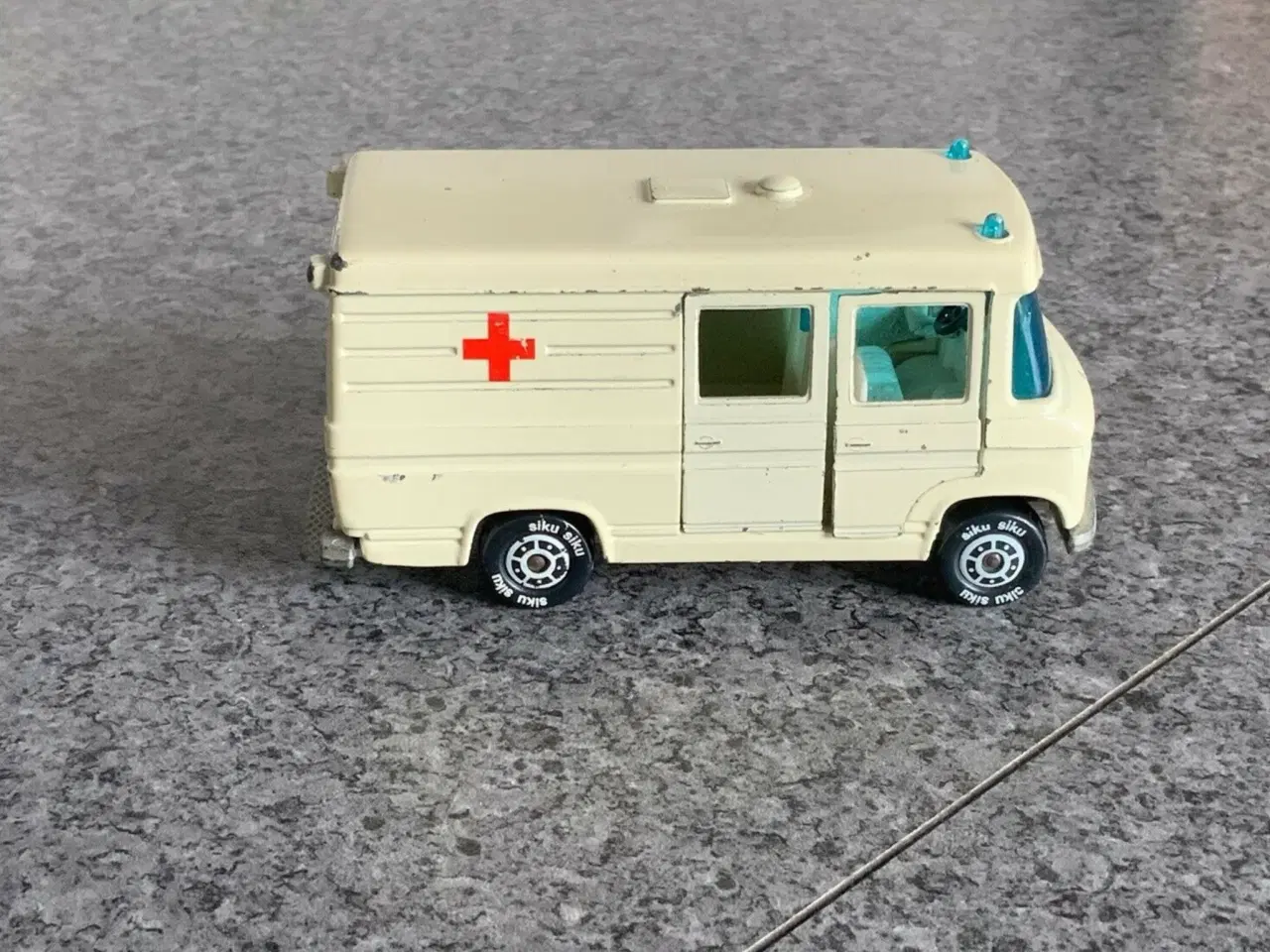 Billede 1 - Siku Mercedes-Benz L406 D Ambulance 