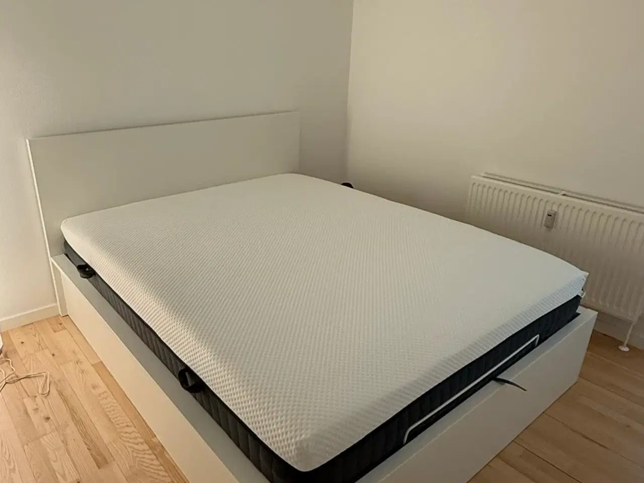 Billede 1 - Bed with Mattress – Great Condition & Very Comfort