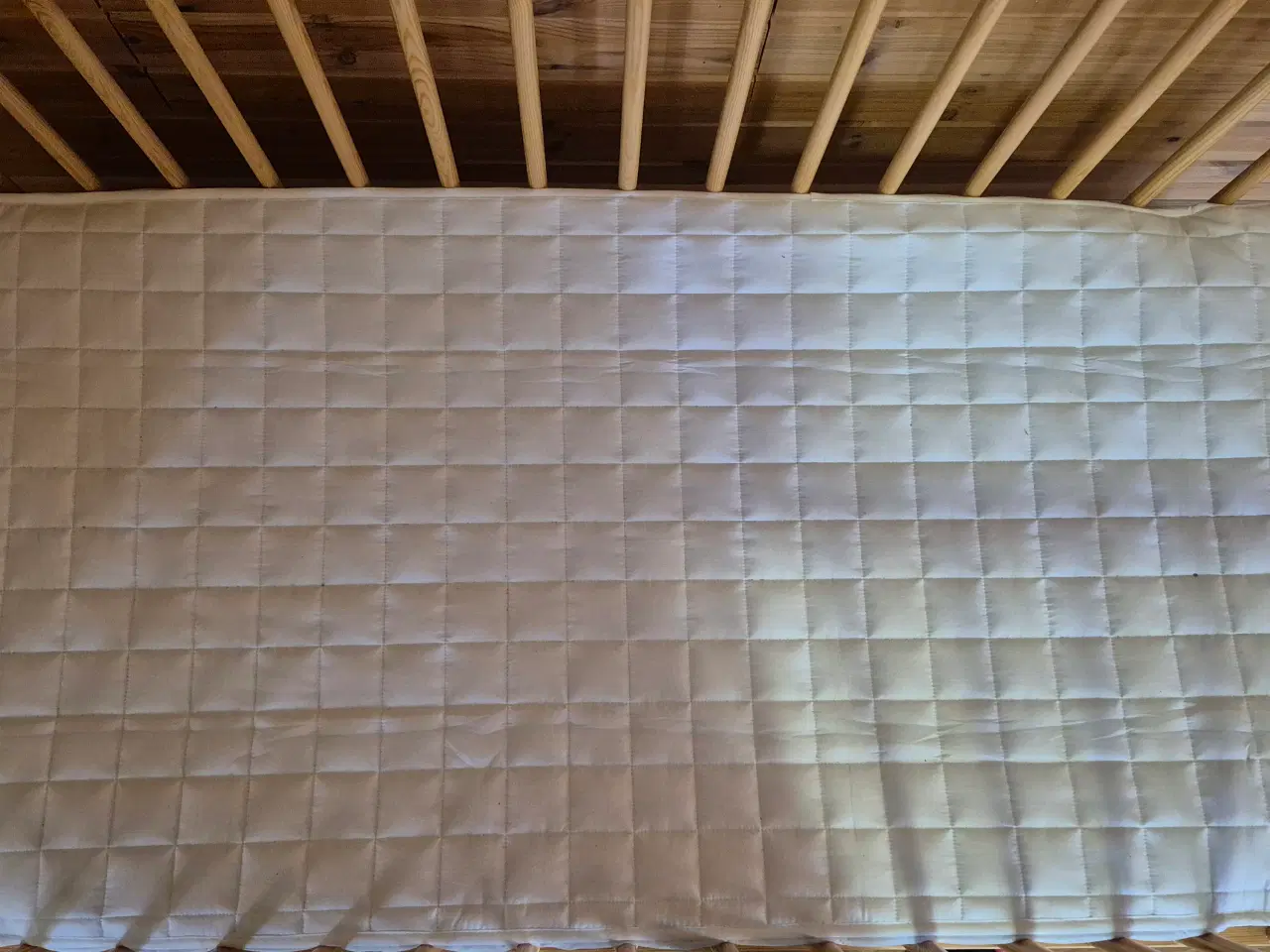 Billede 2 - Træseng med skuffe og madras 