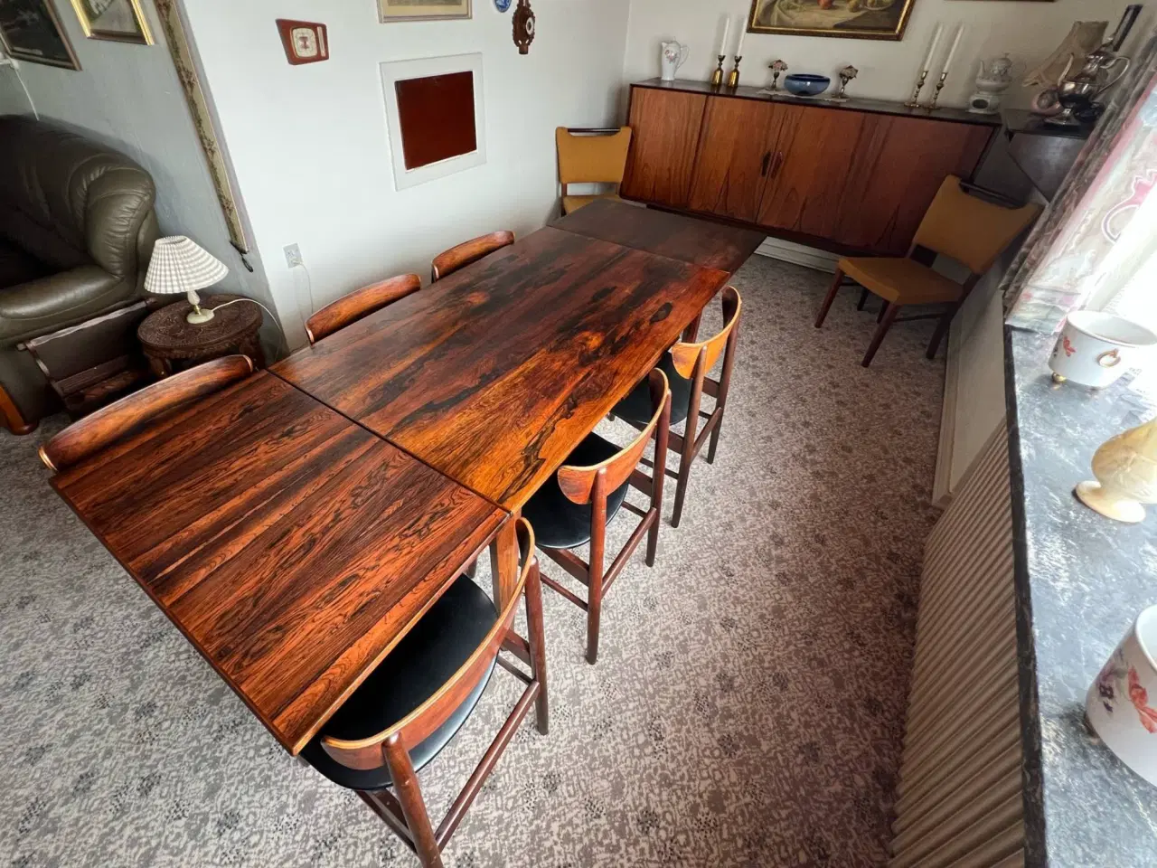 Billede 8 - Palisander spisebord med stole og skænk.