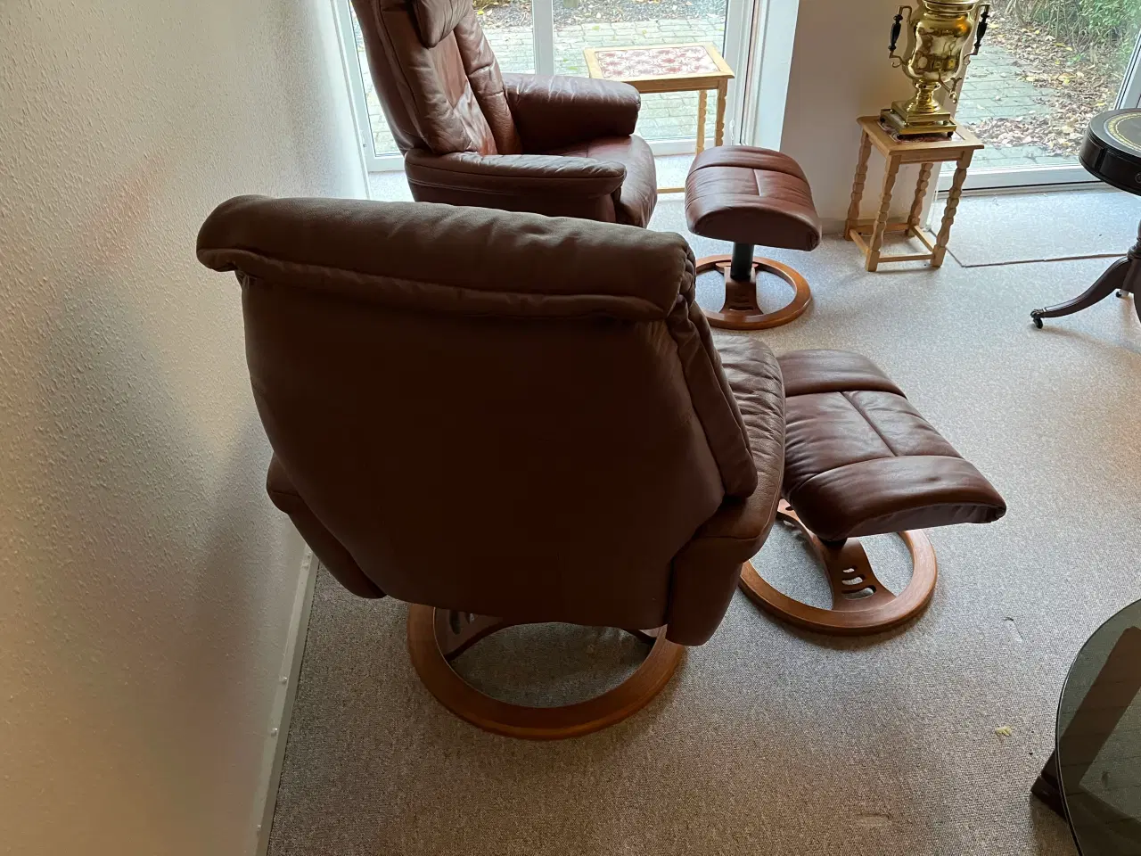 Billede 5 - To lænestole m/ skammel i cognac læder.