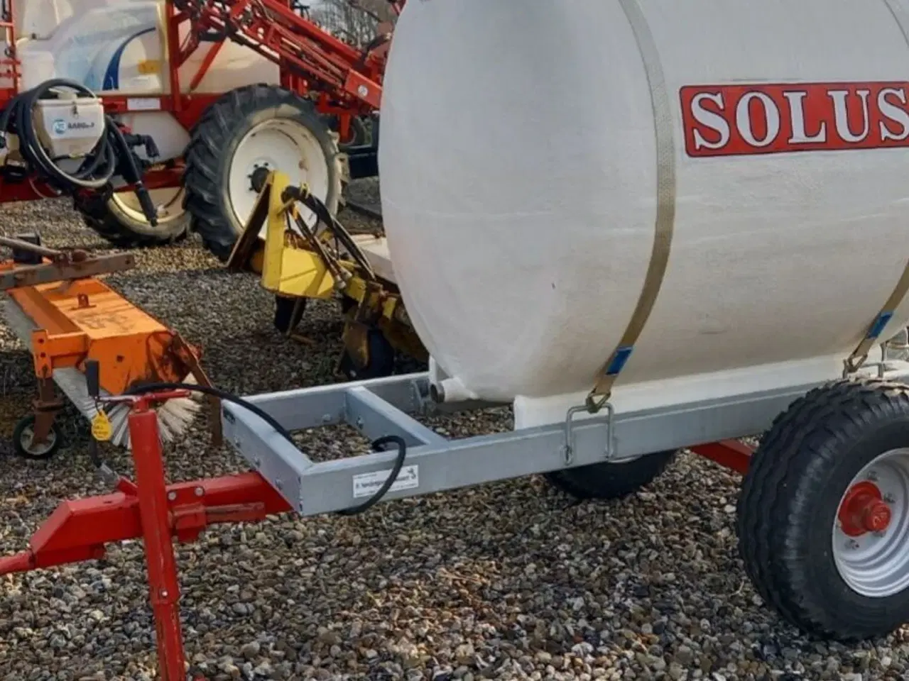 Billede 1 - Solus 2000 l. vandvogn m. spredebom.