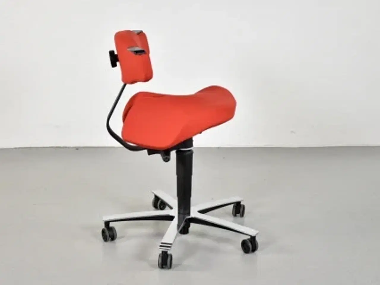 Billede 4 - Frapett kontor-/sadelstol med rødt polster og krom stel