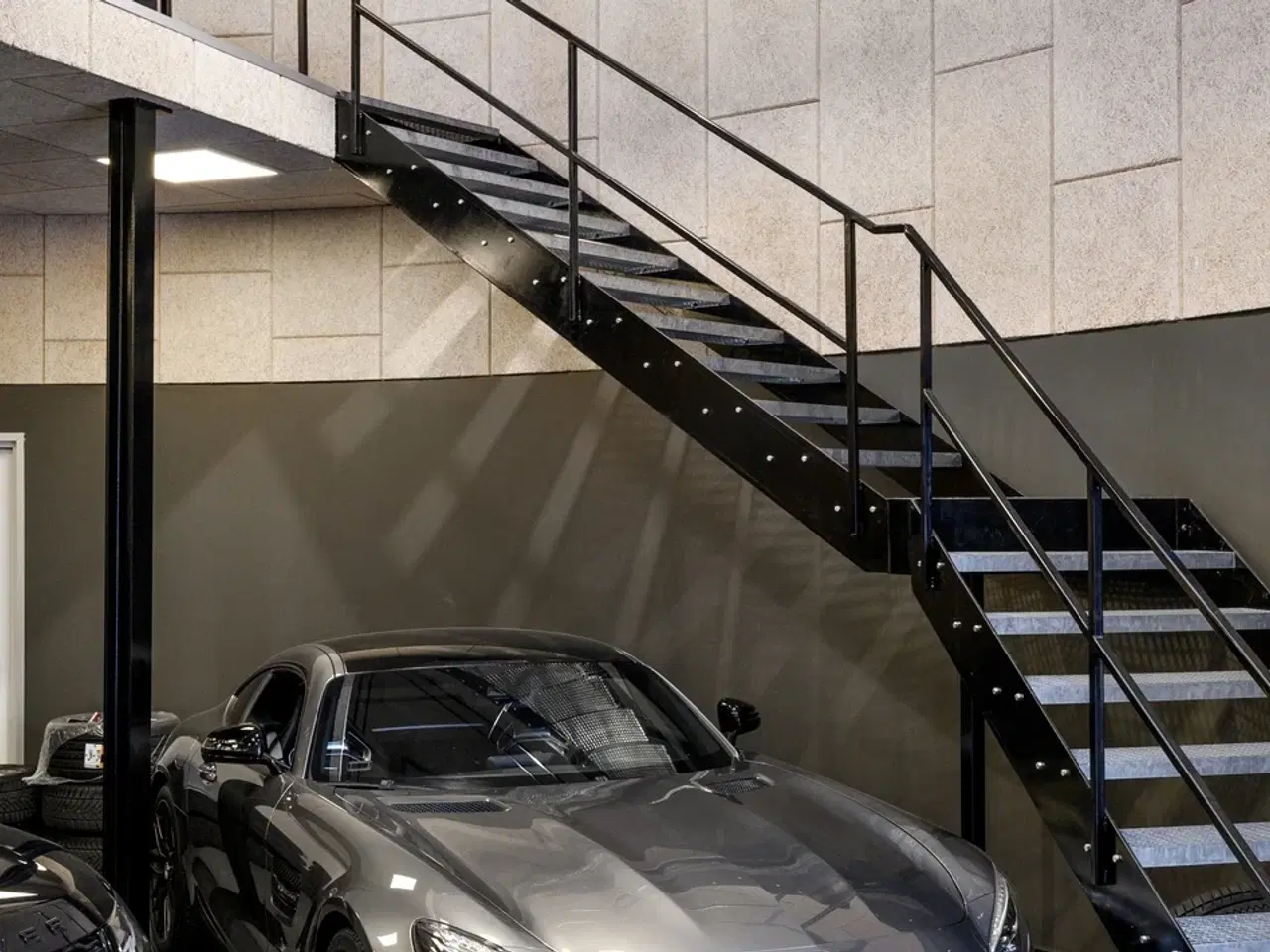 Billede 15 - Unik ejendom - Lager/showroom/kontor - 3 meter port og dobbeltdør som kan åbnes helt op.