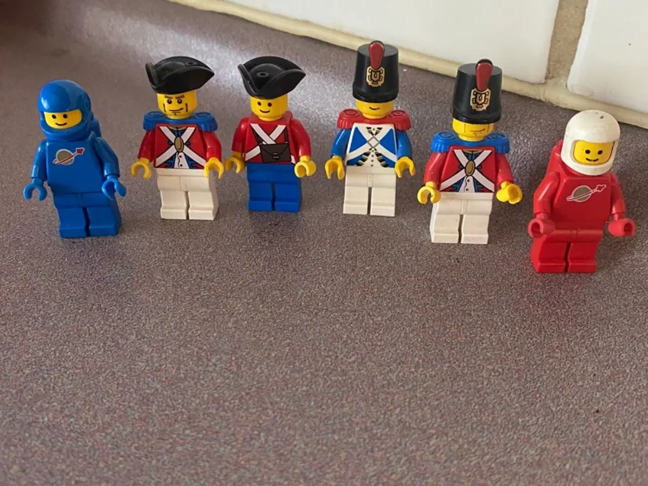 Billede 1 - Gamle Lego figurer sælges. 