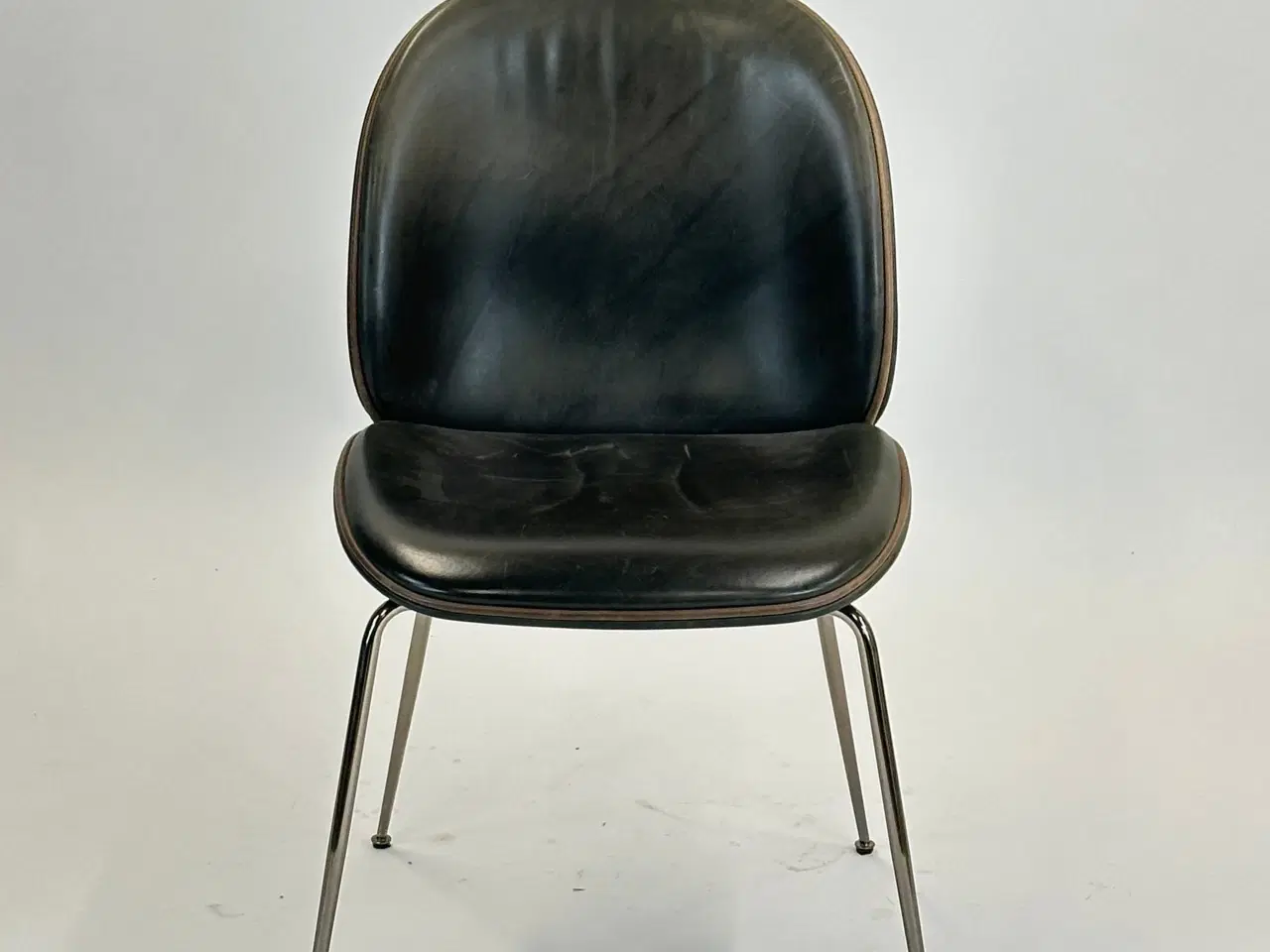 Billede 3 - GUBI | Beetle Chair (Grå m. brun kant)