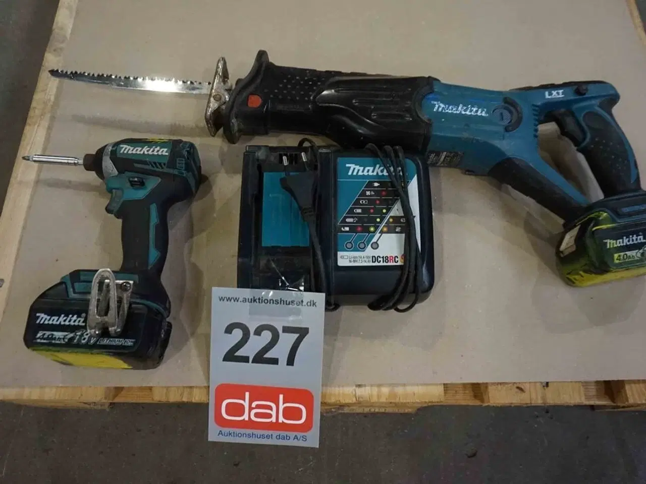 Billede 1 - Makita slagskruetrækker og bajonetsav med to batterier og lader