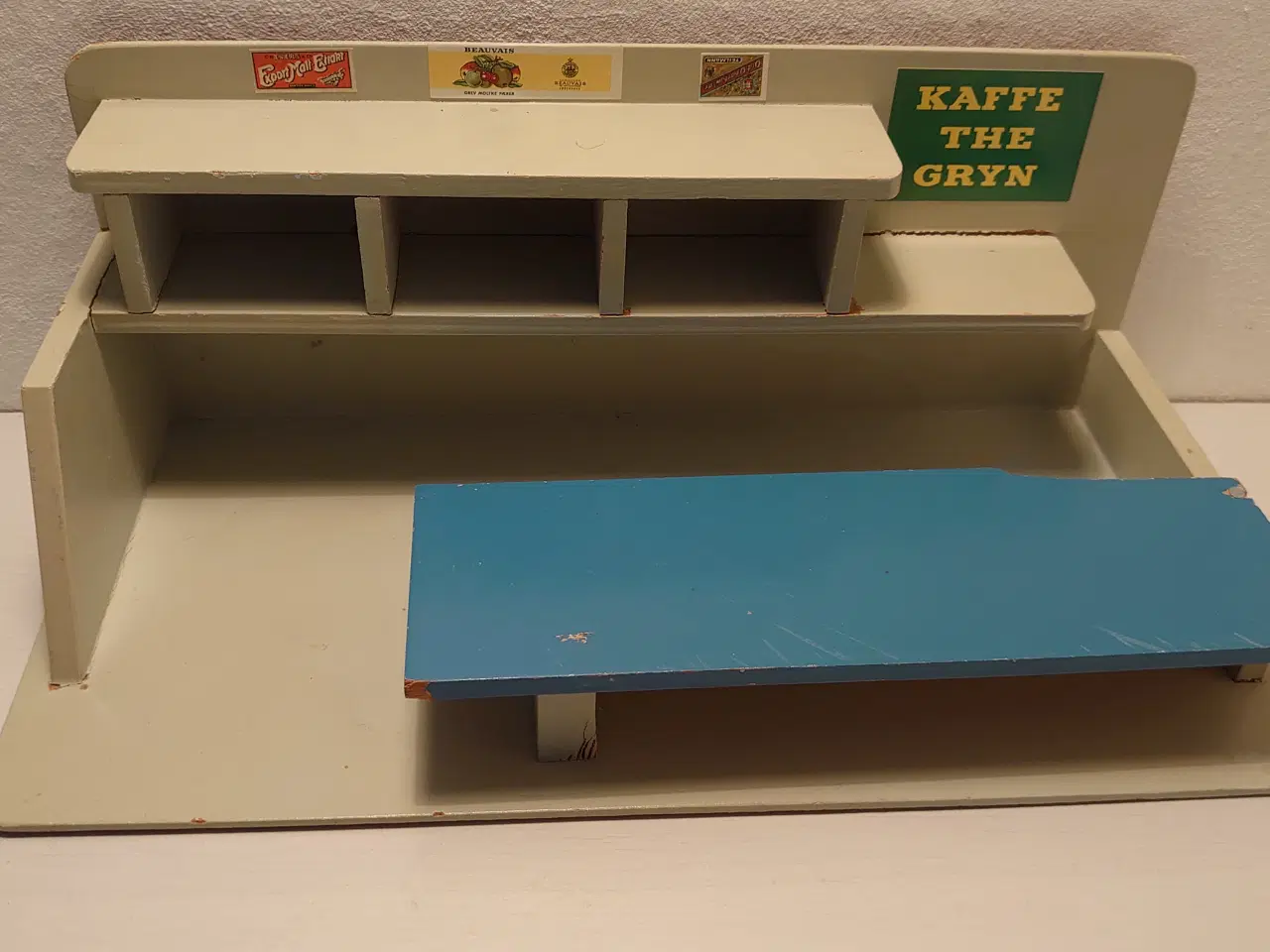 Billede 7 - Mindre gammel købmandsbutik med 12 dele. L. 37cm