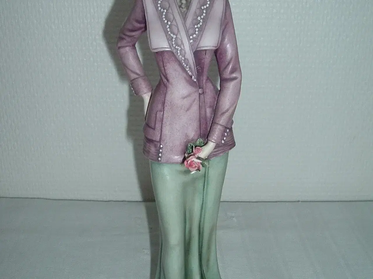 Billede 5 - Porcelænsfigur af dame med blomster