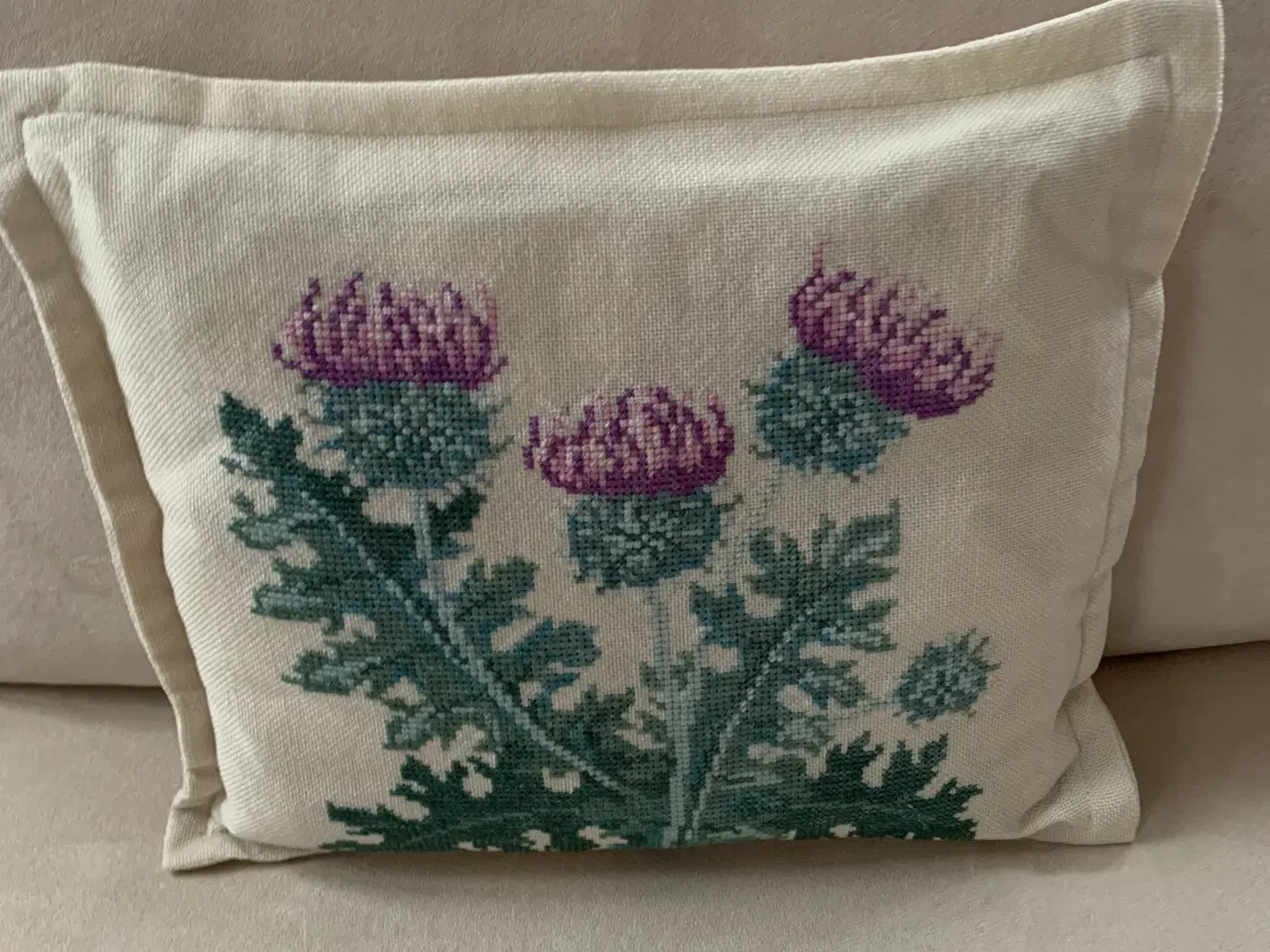 Billede 14 - Broderede vintagesofapuder i fin stand