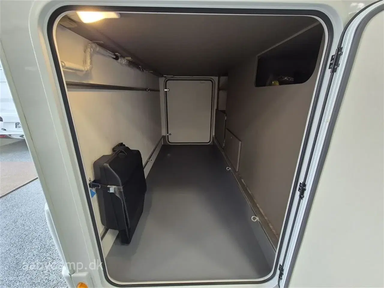 Billede 26 - 2023 - LMC Tourer H730 G Lift   Markise. solcelle. 200Ah lithium. 2000w inverter. 2x tv. Avara alarm. gulvtæppe. kompressor køleskab. Thetford ovn. gulvarme. undervognsbehandlet og lakforseglet.