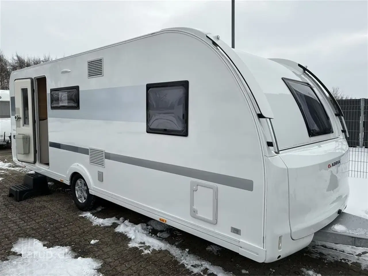 Billede 1 - 2021 - Adria Adora 613 PK Truma SX mover, Combifyr, Køjer og dobbeltseng, rund-siddegruppe og el-gulv-varme, 142 l. stort køleskab m/ frys, bluetooth højttalere, USB