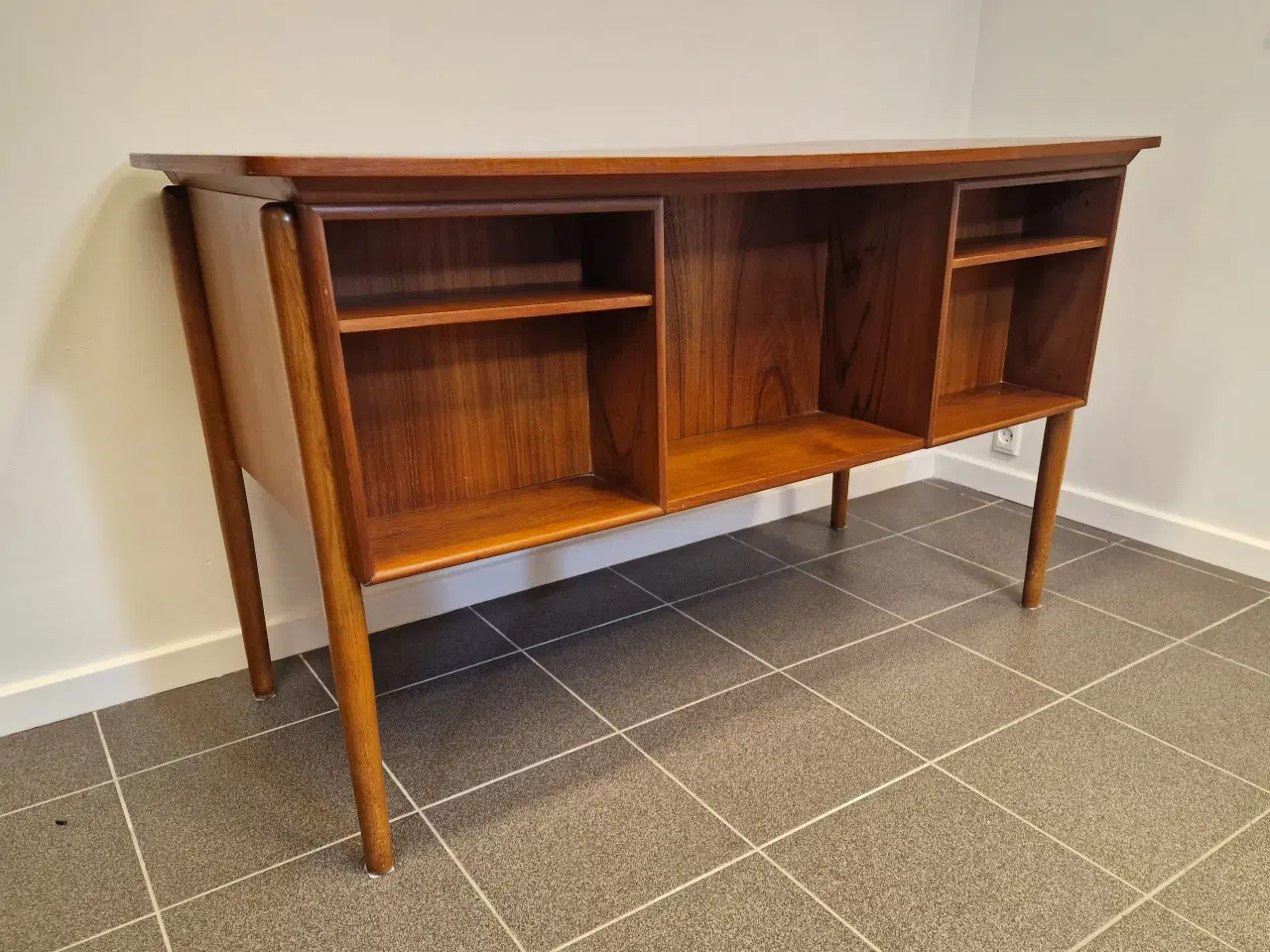 Billede 9 - Stilrent fritstående skrivebord af teak finer.